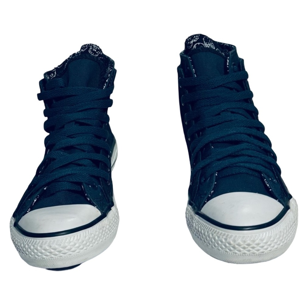 Double Tongue Converse
Box40